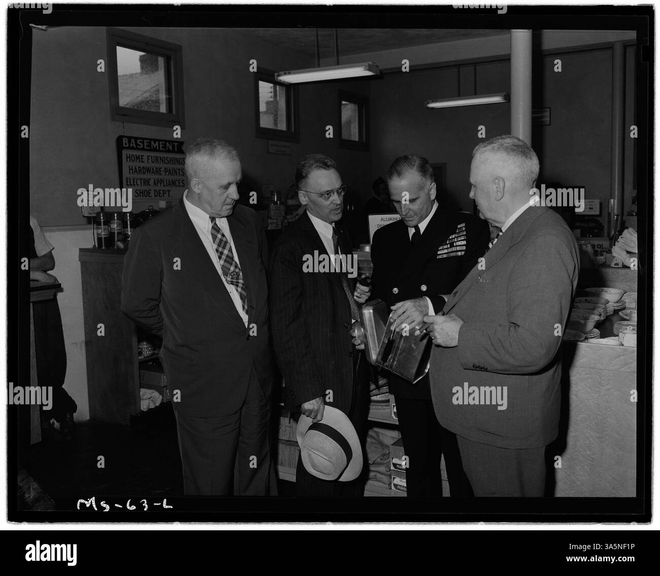 Konteradmiral Joel T. Boone inspiziert in der Westland-Mine der Pittsburgh Coal Company ein Bergarbeiterset, begleitet von anderen Beamten wie J. B. Morrow und John B. Busarello. Stockfoto