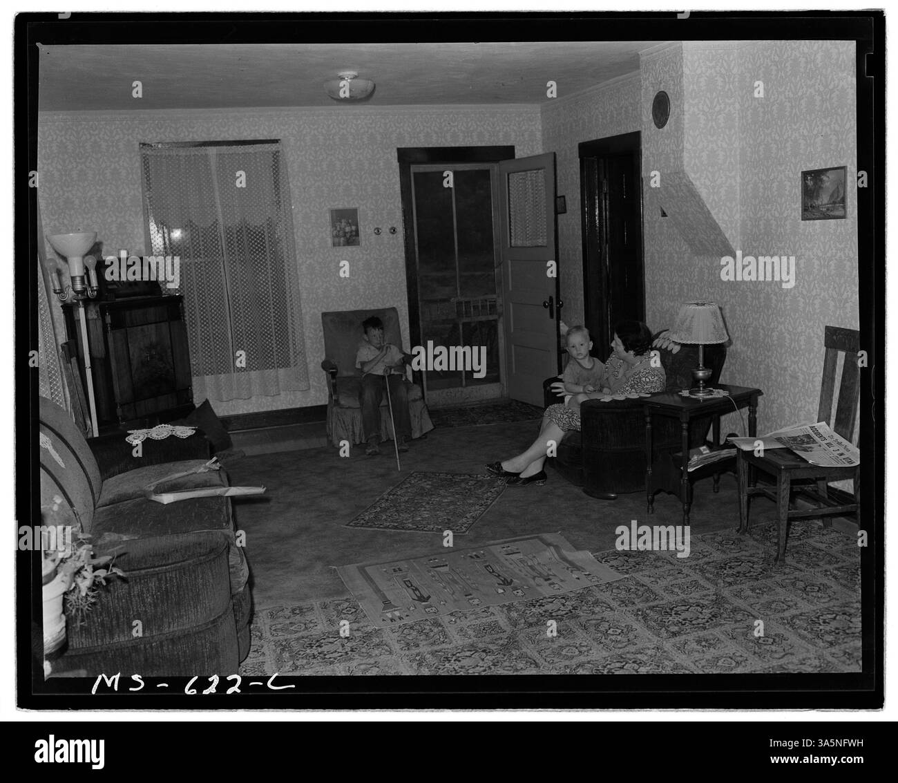 Das Wohnzimmer von Monroe Bearnson, einem Bergarbeiter, in einem Firmenwohnungsprojekt in der Nähe der King Mine der United States Fuel Company in Hiawatha, Utah. Das Bild ist im Nationalarchiv erhalten und zeigt das Wohnleben des Bergarbeiters. Stockfoto