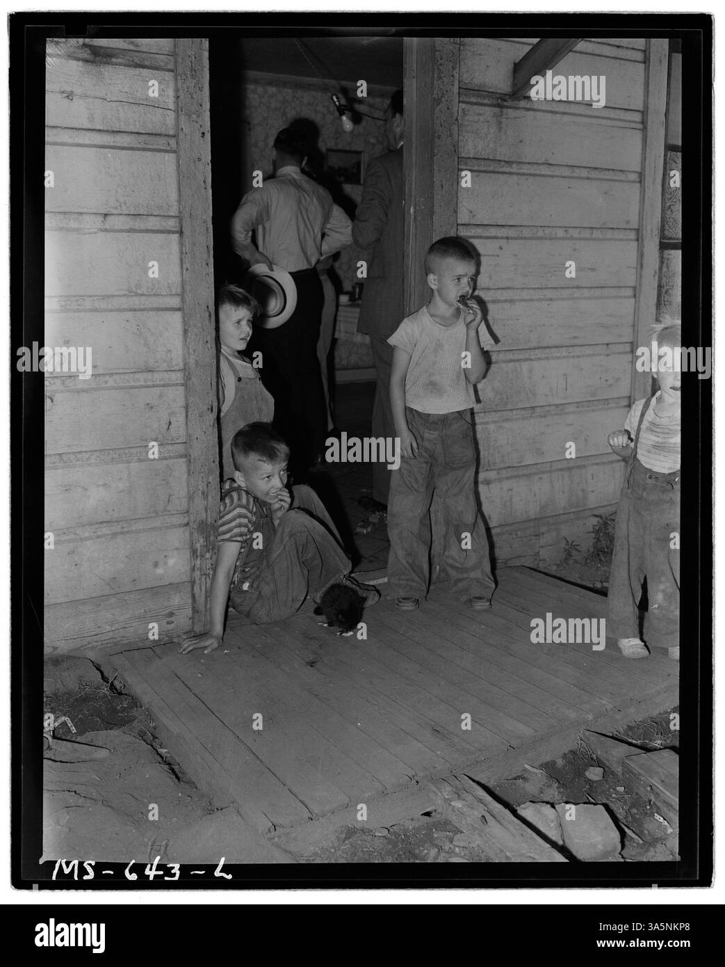 Kinder von John M. McPhie, einem Arbeiter in der Castle Gate Mine der Utah Fuel Company, auf der Vorhalle ihres Hauses im Wohnprojekt des Unternehmens in Castle Gate, Utah. Nationalarchiv, historisches Foto. Stockfoto