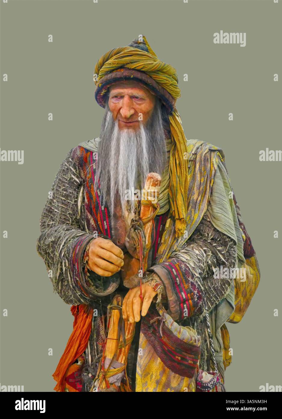 SAMARKAND, USBEKISTAN - 18. September 2024 - Porträt eines weisen alten Mannes, der bunt traditionelle Kleidung trägt und einen Holzstock hält. , Samarkand, Uzbekis Stockfoto