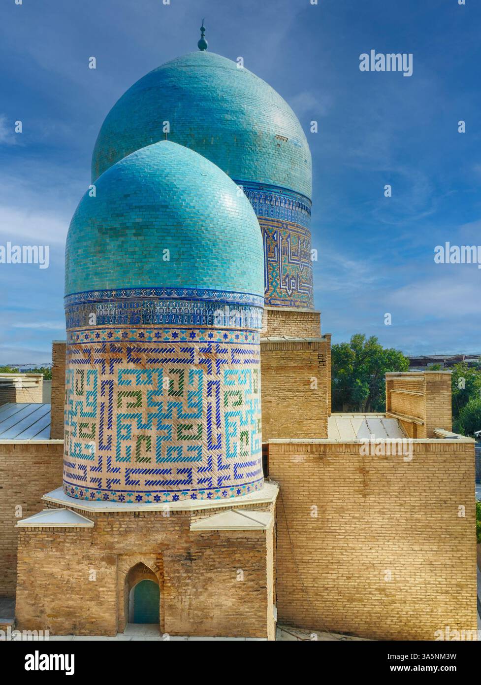 Samarkand, usbekistan - 18. september 2024 - verzierte türkisfarbene Kuppeln zieren die historische schah-i-zinda-Nekropole, die die architektonische Pracht der Mittelalter hervorheben Stockfoto