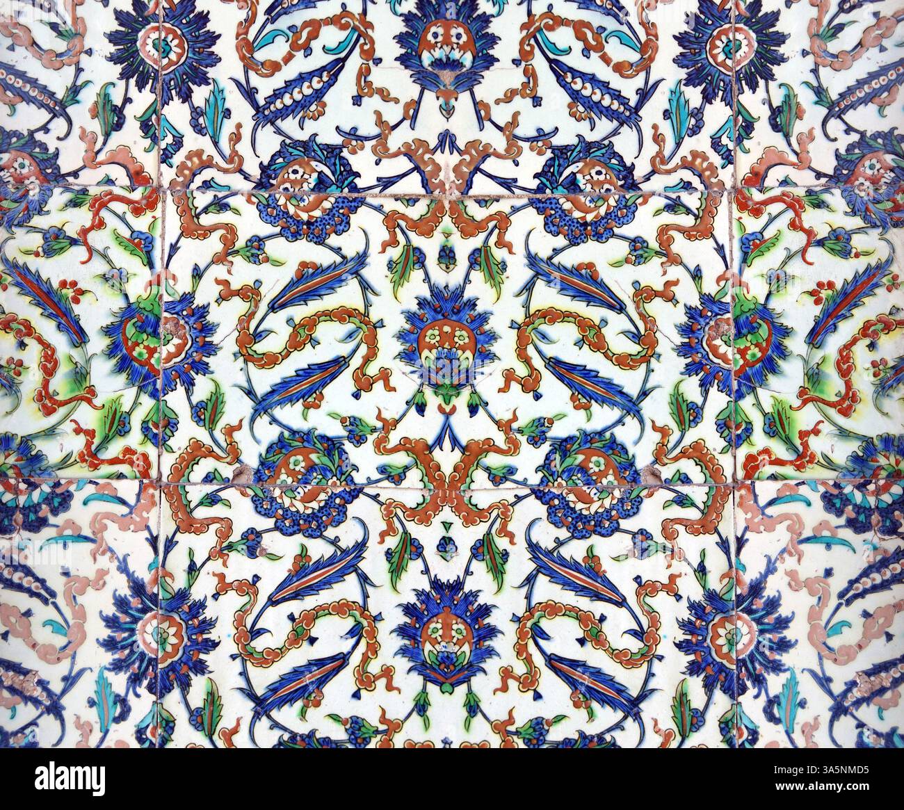 ISTANBUL, TÜRKEI - 18. MAI 2014 - aufwendige Iznik Mosaikfliesen des Harem im Topkapi Palast in Istanbul, Türkei Stockfoto