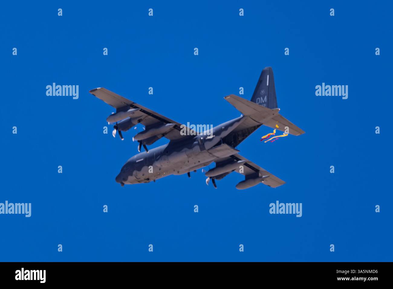 Davis Monthan AFB 3-22-2025 Tucson AZ USA USAF HC-130J Combat King II veröffentlicht Streamers vor der Eröffnung der Davis Monthan Open House Stockfoto