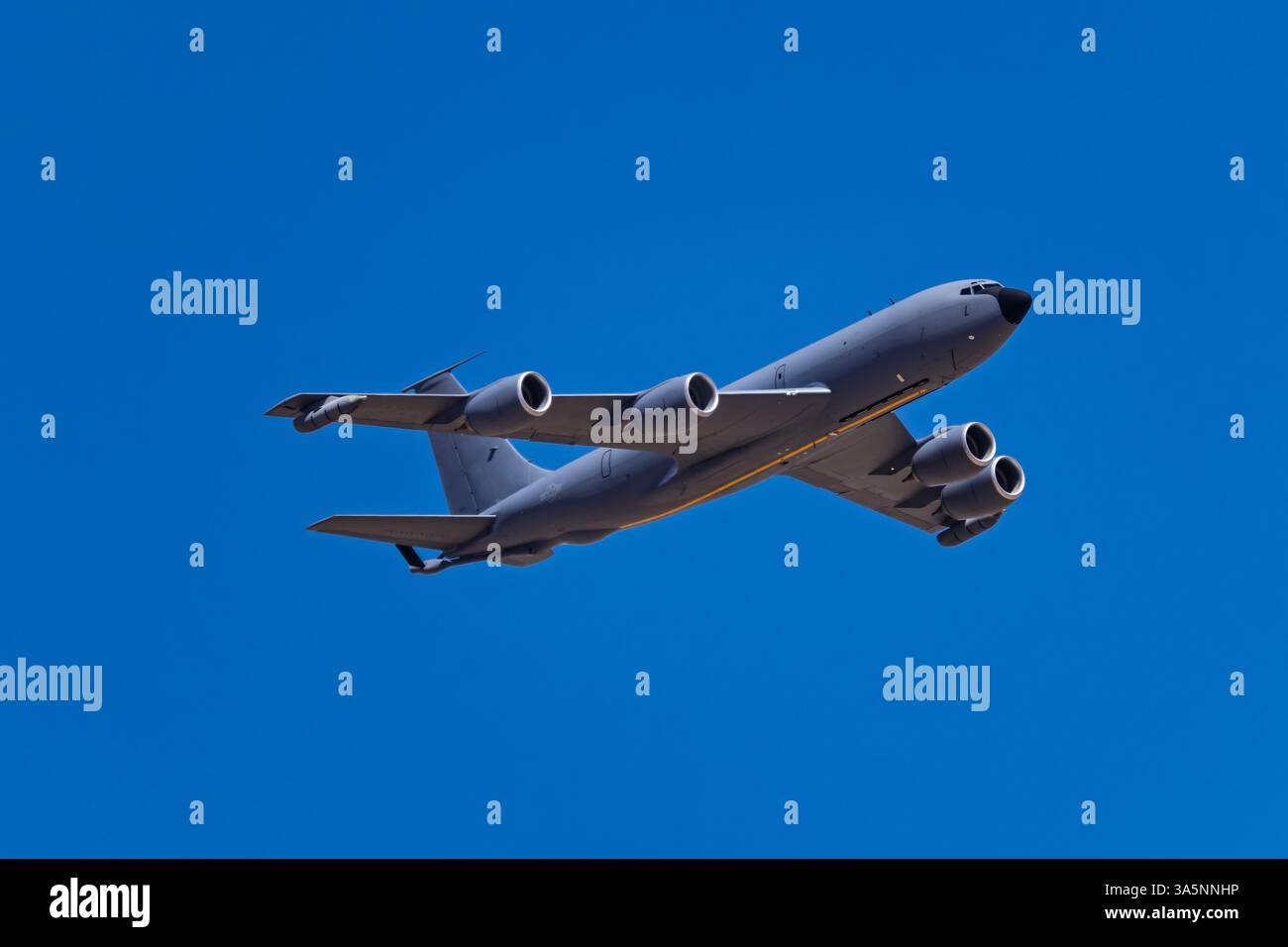 Davis Monthan AFB 3-22-2025 Tucson AZ USA USAF KC-135R, der nach der simulierten Luftrückführung des HC-130J Combat King II. Auftritt Stockfoto