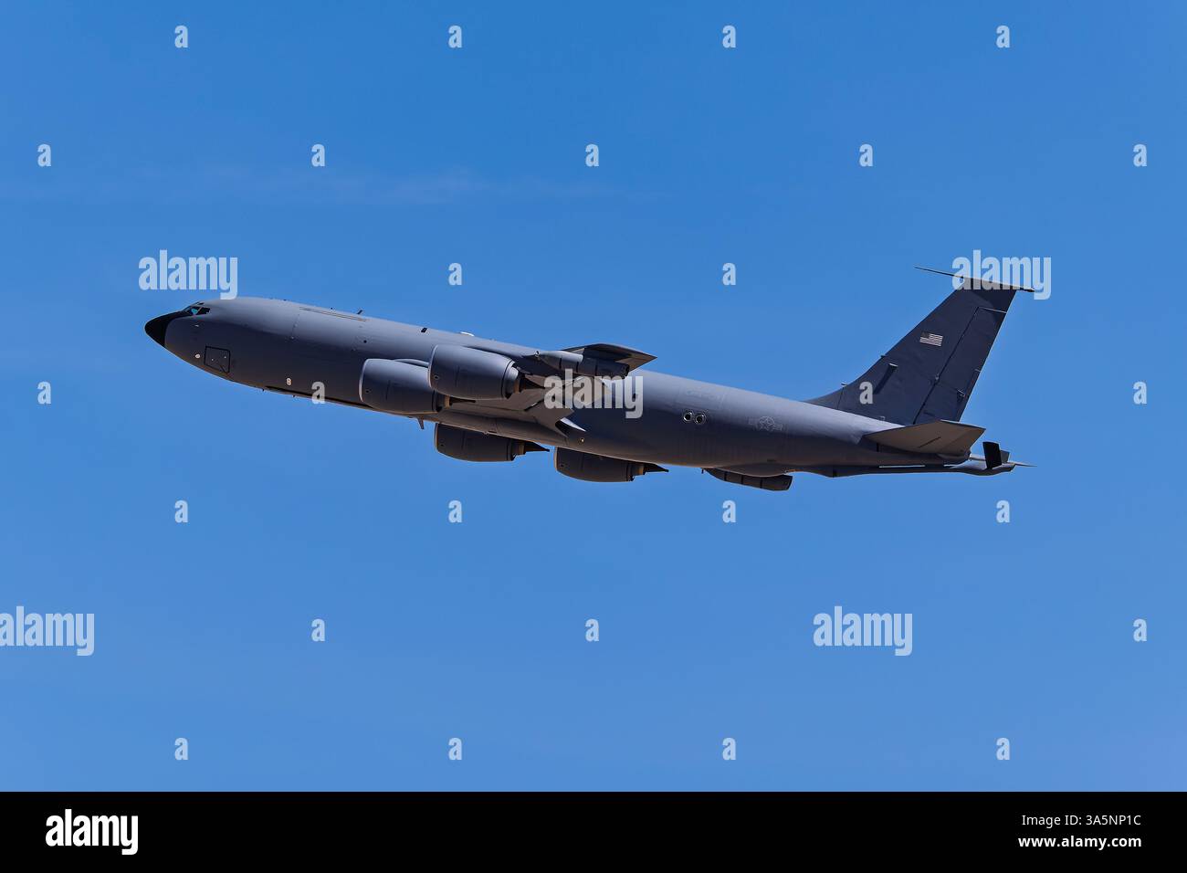 Davis Monthan AFB 3-22-2025 Tucson AZ USA USAF KC-135R, der nach der simulierten Luftrückführung des HC-130J Combat King II. Auftritt Stockfoto