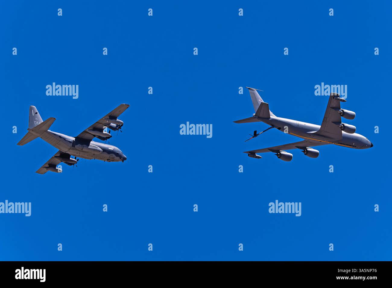 Davis Monthan AFB 3-22-2025 Tucson AZ USA USAF KC-135R führte eine simulierte Luftrefüllung des HC-130J Combat King II durch Stockfoto