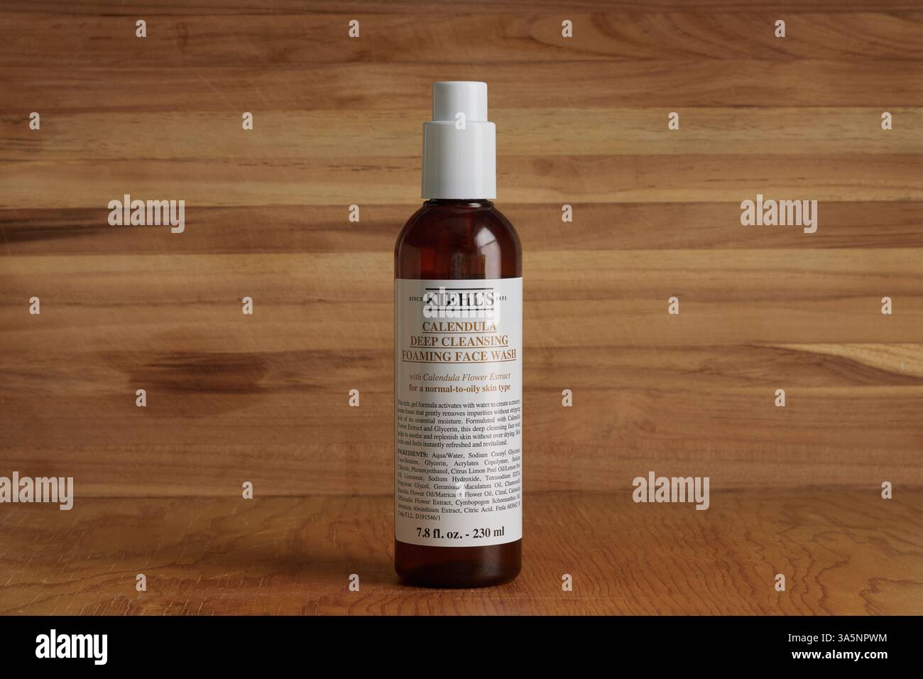 Flasche Calendula Deep Cleansing Foaming Face Wash von Kiehl, für normale bis fettige Haut, auf rustikalem Holzhintergrund mit Kopierraum Stockfoto