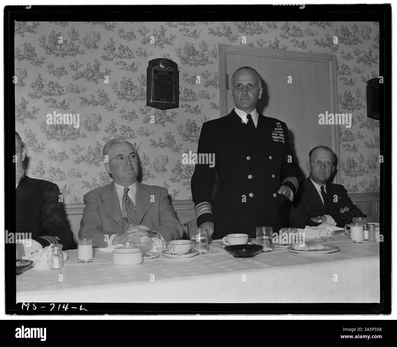Konteradmiral Joel T. Boone spricht bei einem Abendessen, das von Union Pacific Coal Company und der Handelskammer in Rock Springs, Sweetwater County, Wyoming, für die Medical Survey Group veranstaltet wird. Stockfoto