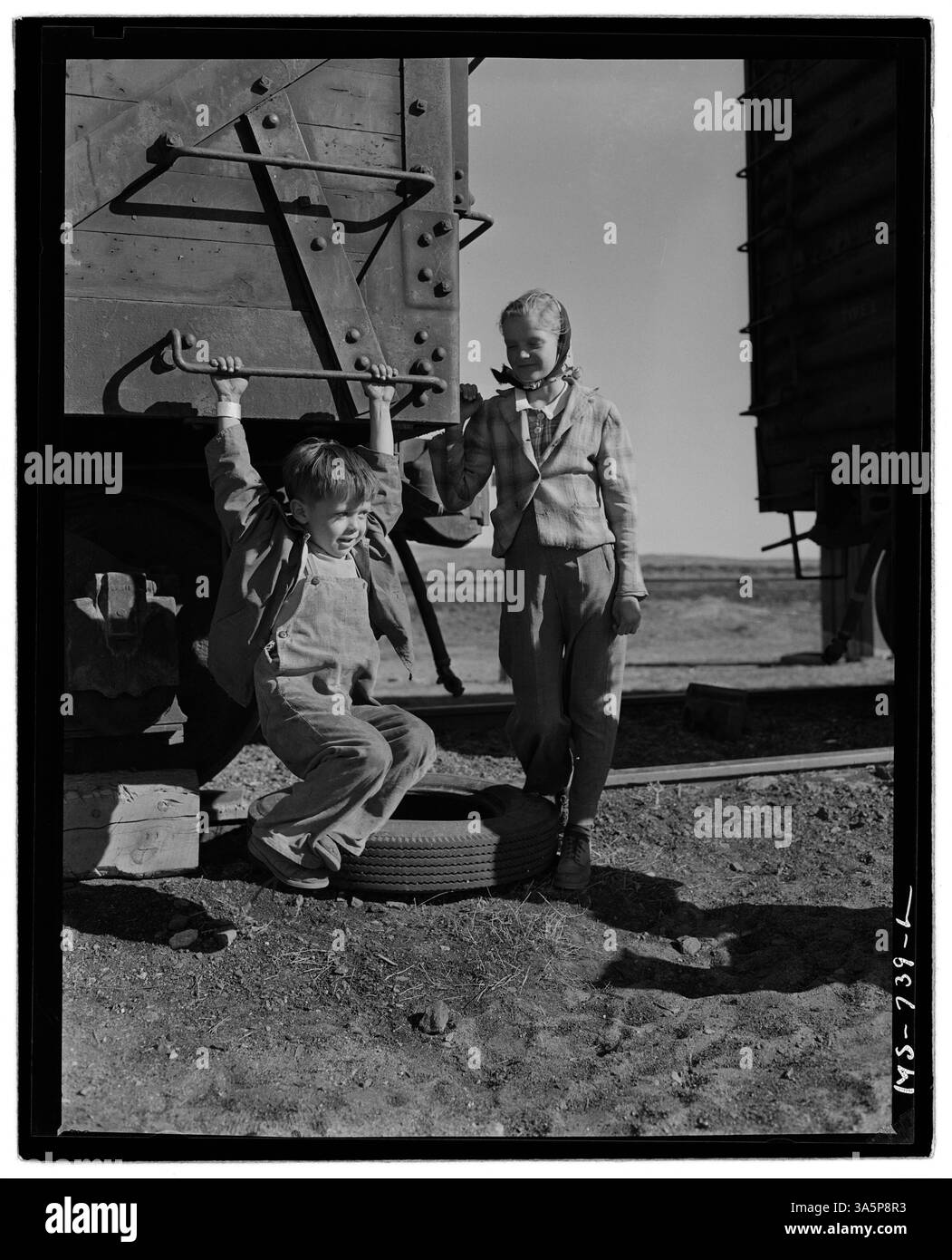 Ein Kind eines Bergarbeiters schwingt auf einem Boxwagen in einem Firmenwohnungsprojekt in der Reliance Mine der Union Pacific Coal Company in Wyoming. Nationalarchiv. Stockfoto