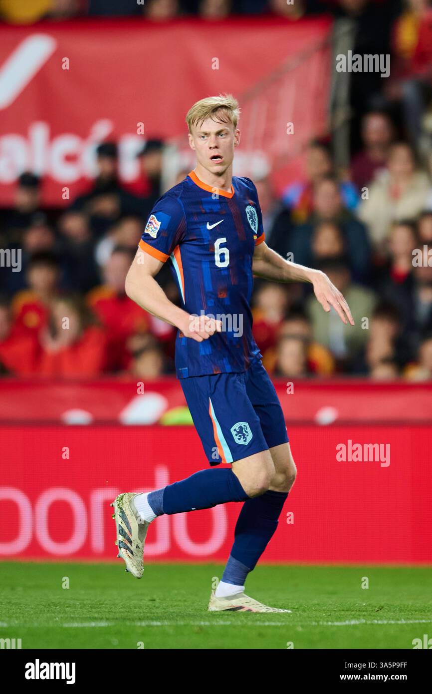 Valencia, Spanien. März 2025. VALENCIA, SPANIEN - 23. MÄRZ: Jan Paul Van Hecke aus den Niederlanden sieht beim Viertelfinalspiel der UEFA Nations League zwischen Spanien und den Niederlanden am 23. März 2025 im Mestalla-Stadion in Valencia, Spanien, an. (Foto von Francisco Macia/Photo Players Images/Magara Press) Credit: Magara Press SL/Alamy Live News Stockfoto