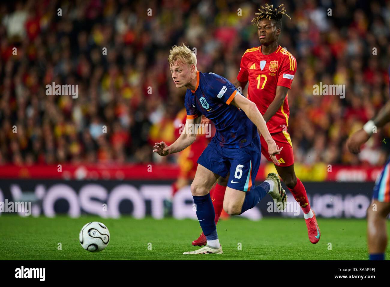 Valencia, Spanien. März 2025. VALENCIA, SPANIEN - 23. MÄRZ: Nico Williams aus Spanien tritt am 23. März 2025 im Mestalla-Stadion in Valencia um den Ball mit Jan Paul Van Hecke aus den Niederlanden an. (Foto von Francisco Macia/Photo Players Images/Magara Press) Credit: Magara Press SL/Alamy Live News Stockfoto