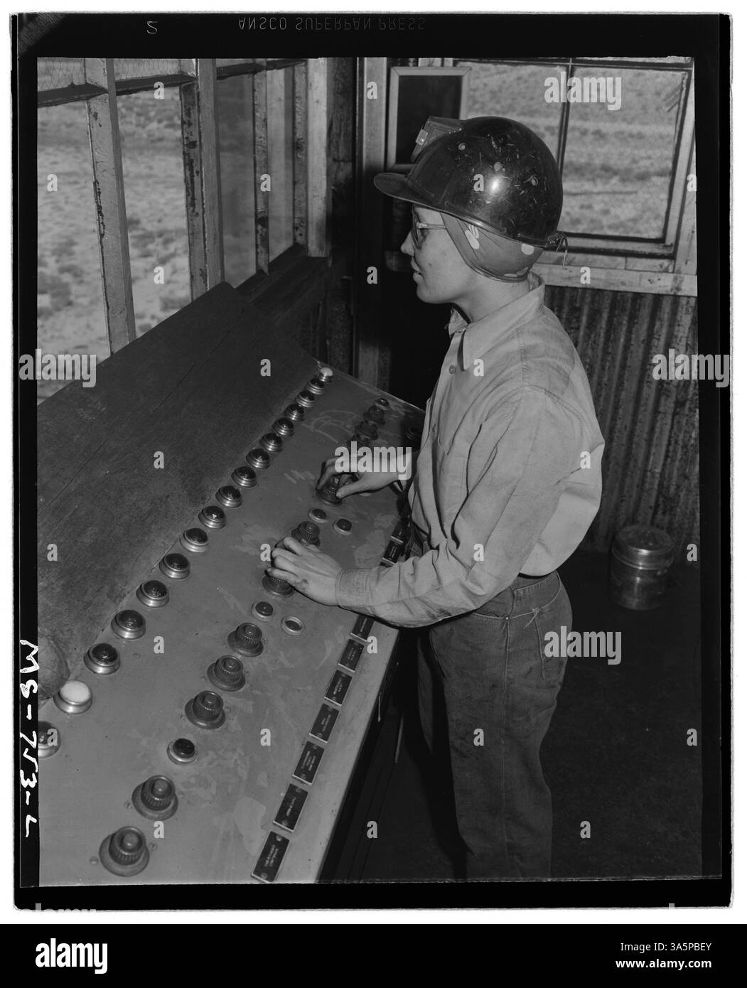 Ein Mädchen kontrolliert die Verladung von Kohle in Autos in der Stansbury Mine der Union Pacific Coal Company mit Druckknöpfen. Diese Tasten dienen zum Bewegen von Autos, Bedienen von Förderern und Verwalten von Shutts. Die Mine befindet sich in Rock Springs, Sweetwater County, Wyoming. Nationalarchiv im College Park. Stockfoto
