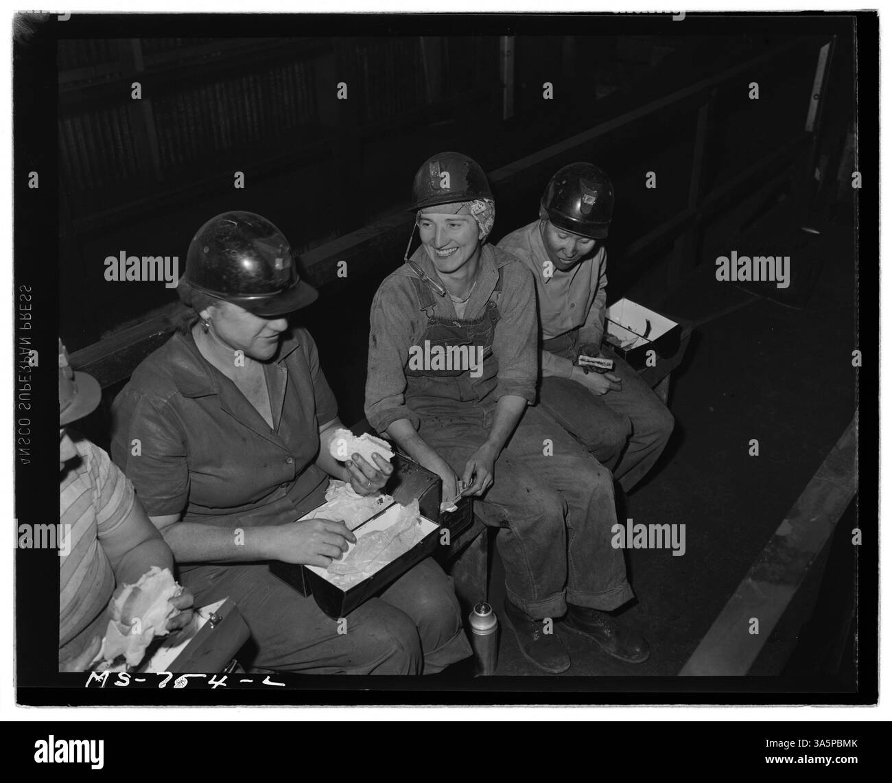 Mädchen, die in der Stansbury Mine der Union Pacific Coal Company in Rock Springs, Sweetwater County, Wyoming, arbeiten, machen am Arbeitstag eine Pause, um ihr Mittagessen zu essen. Stockfoto