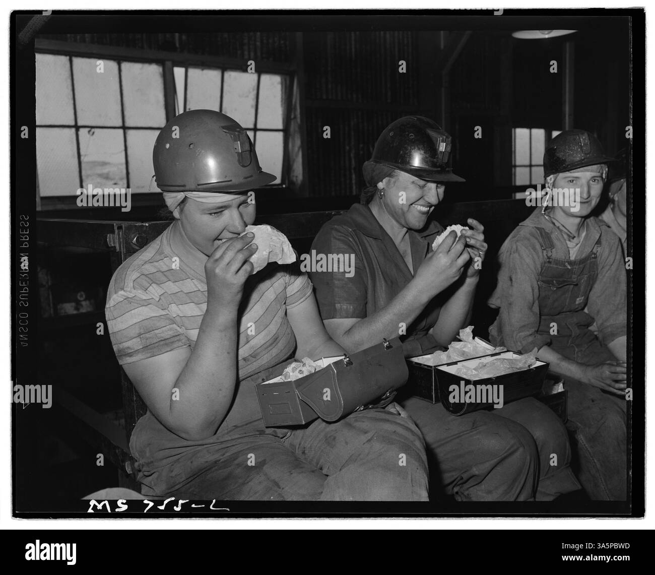 Das Bild zeigt Mädchen, die in der Stansbury-Mine der Union Pacific Coal Company in Rock Springs, Wyoming, gearbeitet haben und während des Arbeitstages eine Pause einlegen, um ihr Mittagessen zu essen. Stockfoto
