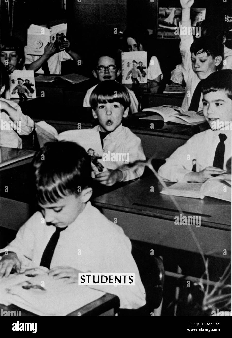 Dieses Mustang Jahrbuch 1968 dokumentiert die Schüler, Lehrkräfte, Vereine, Leichtathletik und bedeutende Ereignisse aus dem Schuljahr 1967-1968 an der Breck School. Stockfoto