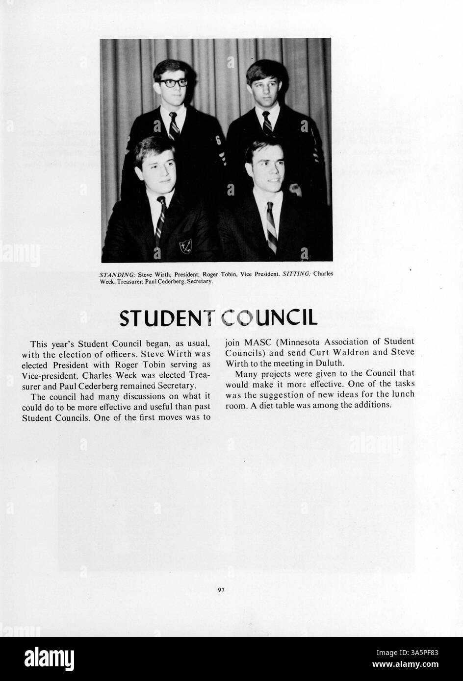 Dieses Mustang Jahrbuch 1968 beleuchtet die Aktivitäten des Schuljahres, darunter Akademiker, Leichtathletik, Vereine, Dozenten, und das Studentenleben an der Breck School. Stockfoto