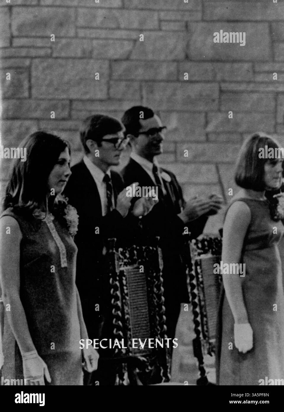 Diese Ausgabe des Mustang Jahrbuchs 1968 erfasst das Leben der Schüler, die Lehrkräfte, die Leichtathletik und außerschulische Veranstaltungen aus dem akademischen Jahr 1967-1968 an der Breck School. Stockfoto