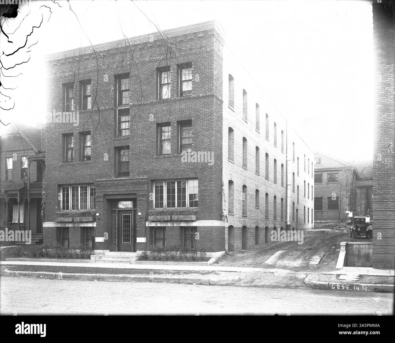 Trabert Hall war eine Pension für junge Frauen, die von der Lutherischen Wohlfahrtsgesellschaft betrieben wurde. Auf der Tafel des Gebäudes steht „Hospiz für junge Frauen“, was seine Rolle bei der Bereitstellung von Wohnraum und Unterstützung für Frauen während der Betriebszeit unterstreicht. Stockfoto