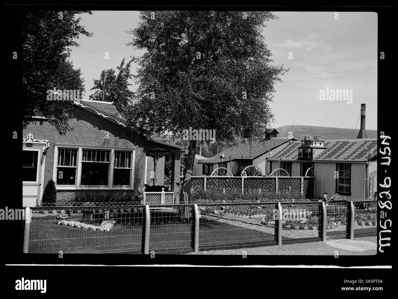 Dieses Bild zeigt ein privates Haus eines Bergarbeiters in Frontier, Wyoming, im Lincoln County. Das Haus spiegelt die bescheidenen Lebensbedingungen der Bergleute in diesem Gebiet während der 1940er Jahre wider Stockfoto