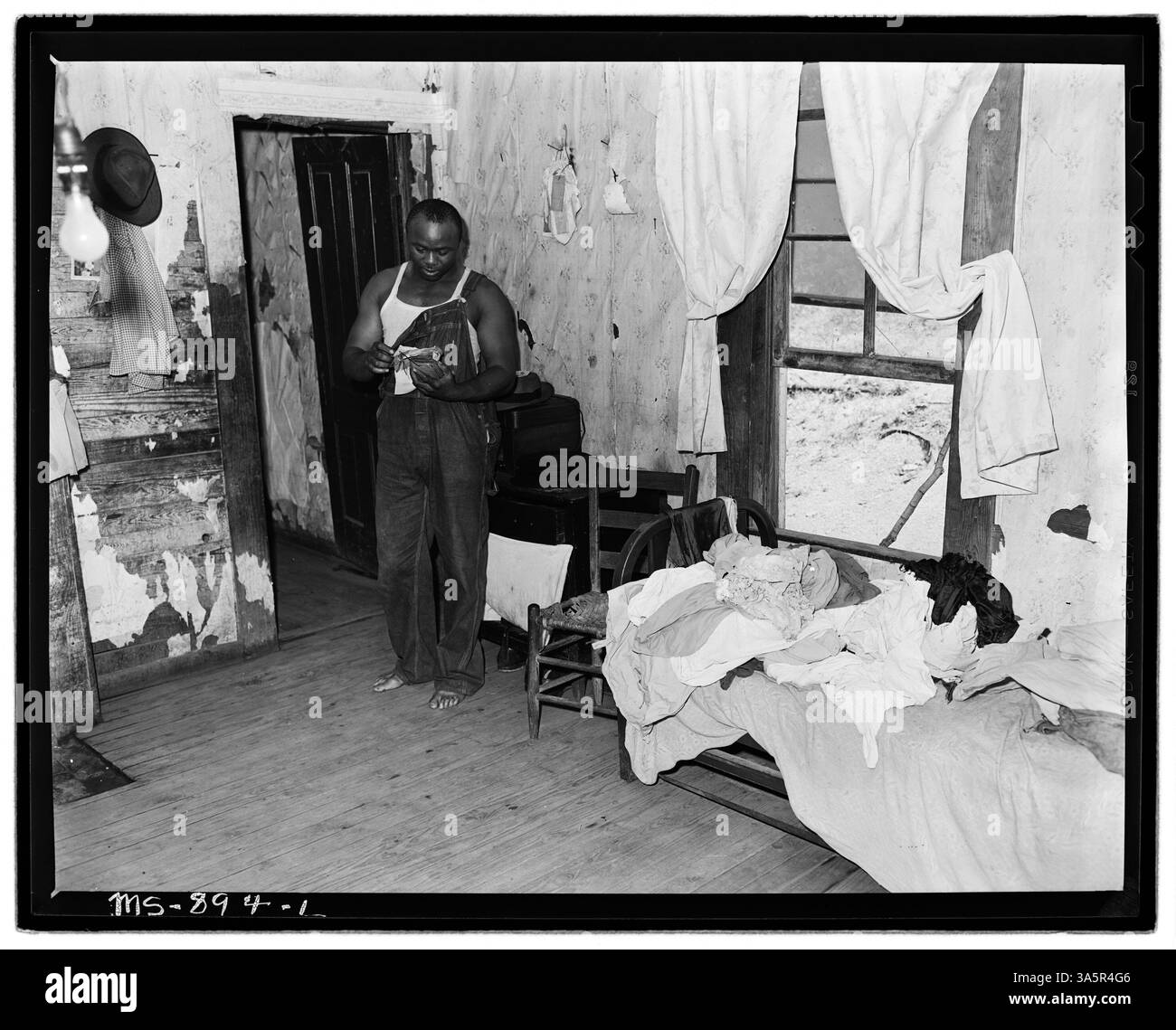Eddie Cain, ein Bergarbeiter, überprüft seine Rechnungen zu Hause in Firmenwohnungen in der Nähe der Porter Mine in Adamsville, Jefferson County, Alabama, wo viele Bergleute in von Unternehmen bereitgestellten Wohnungen wohnen. Stockfoto