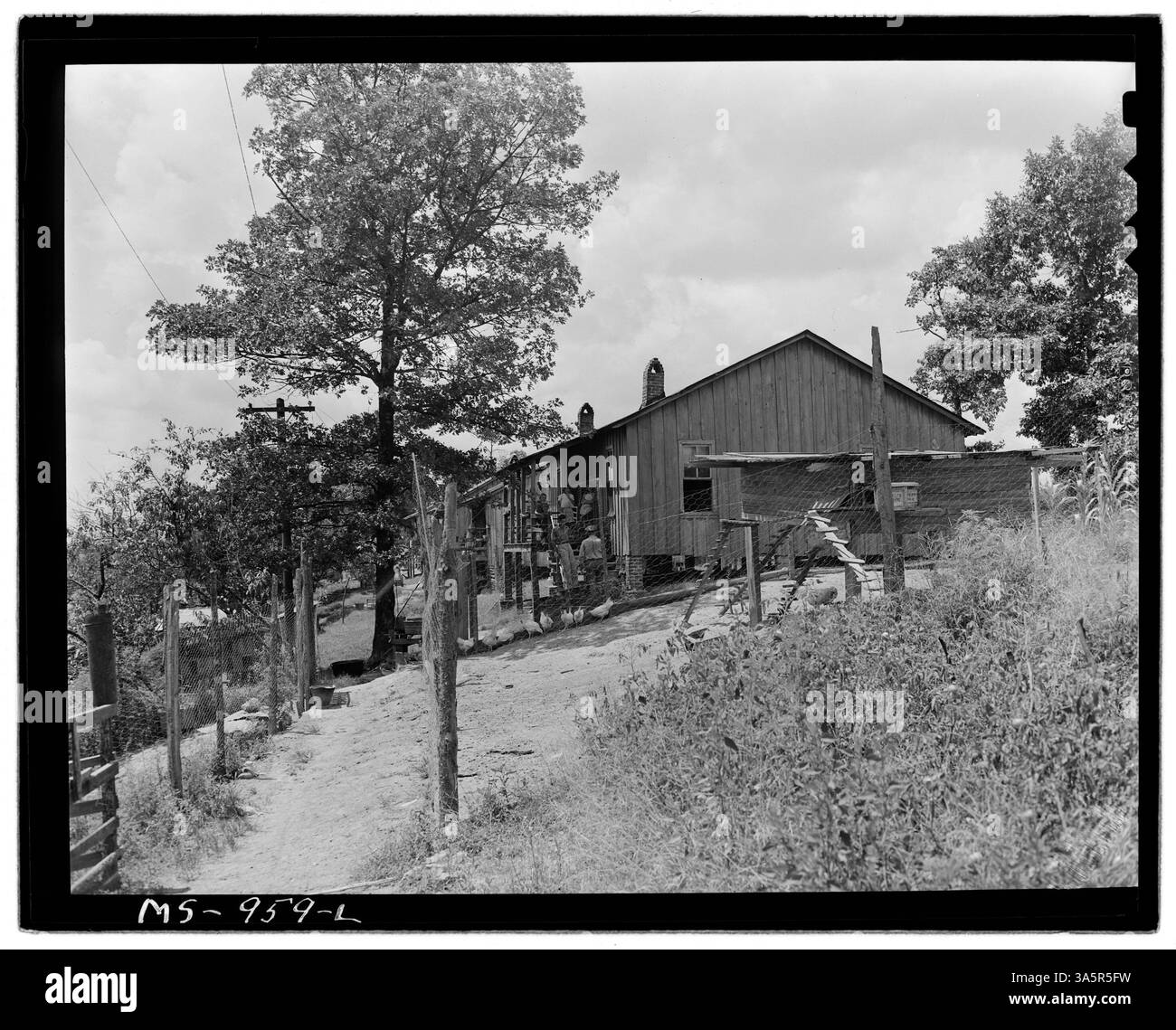 Carlos Wilson, ein Bergmann in der Bankhead Mine der Consolidated Coal Company, steht vor seinem Haus und in einem Wohnprojekt des Unternehmens. Das Bild, das im National Archives aufbewahrt wird, zeigt die Lebensbedingungen der Bergleute im Walker County, Alabama. Stockfoto