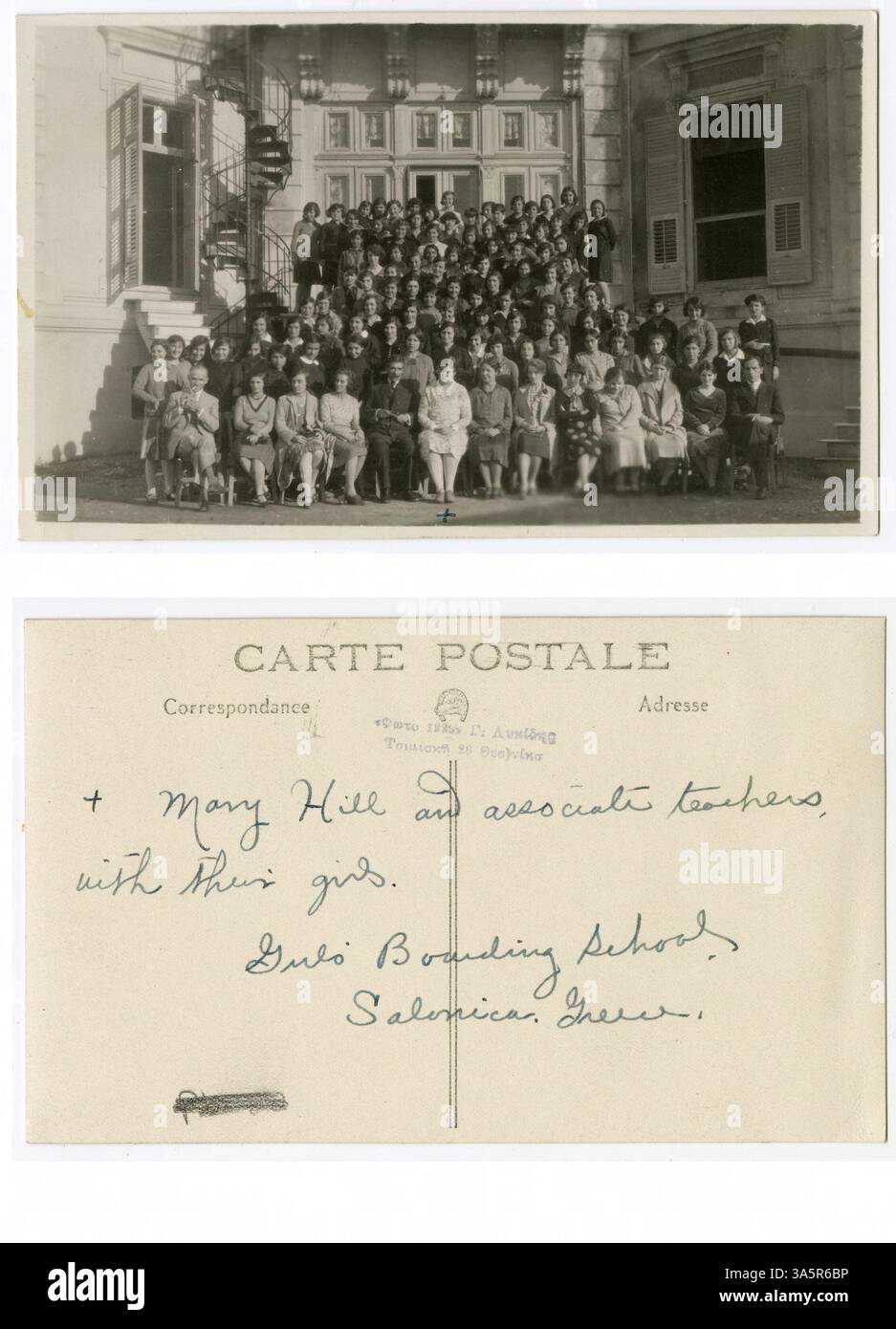 Ein Gruppenporträt von „Mary Hill und assoziierten Lehrern mit ihren Mädchen“ im Mädcheninternat in Salonica, Griechenland. Das Foto zeigt die Lehrer und ihre Schüler im späten 19. Oder frühen 20. Jahrhundert. Stockfoto