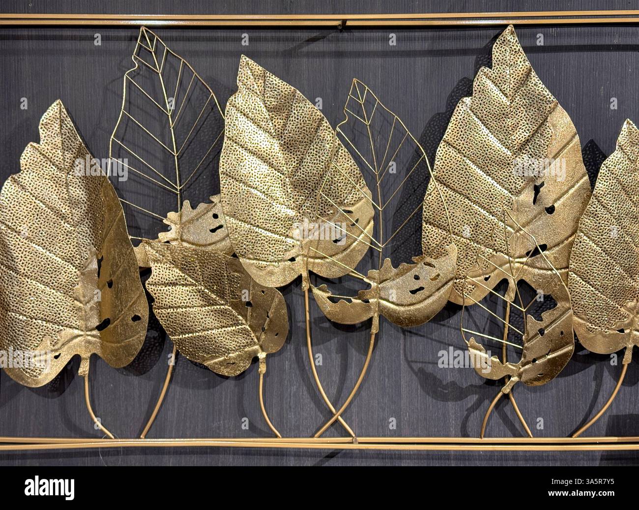 Serie von Schmiedeeisen, geschmiedet in Blättern und Laubformen, in Gold-Metallic-Lackierung. Geeignet für Wanddekoration und Zubehör. Stockfoto