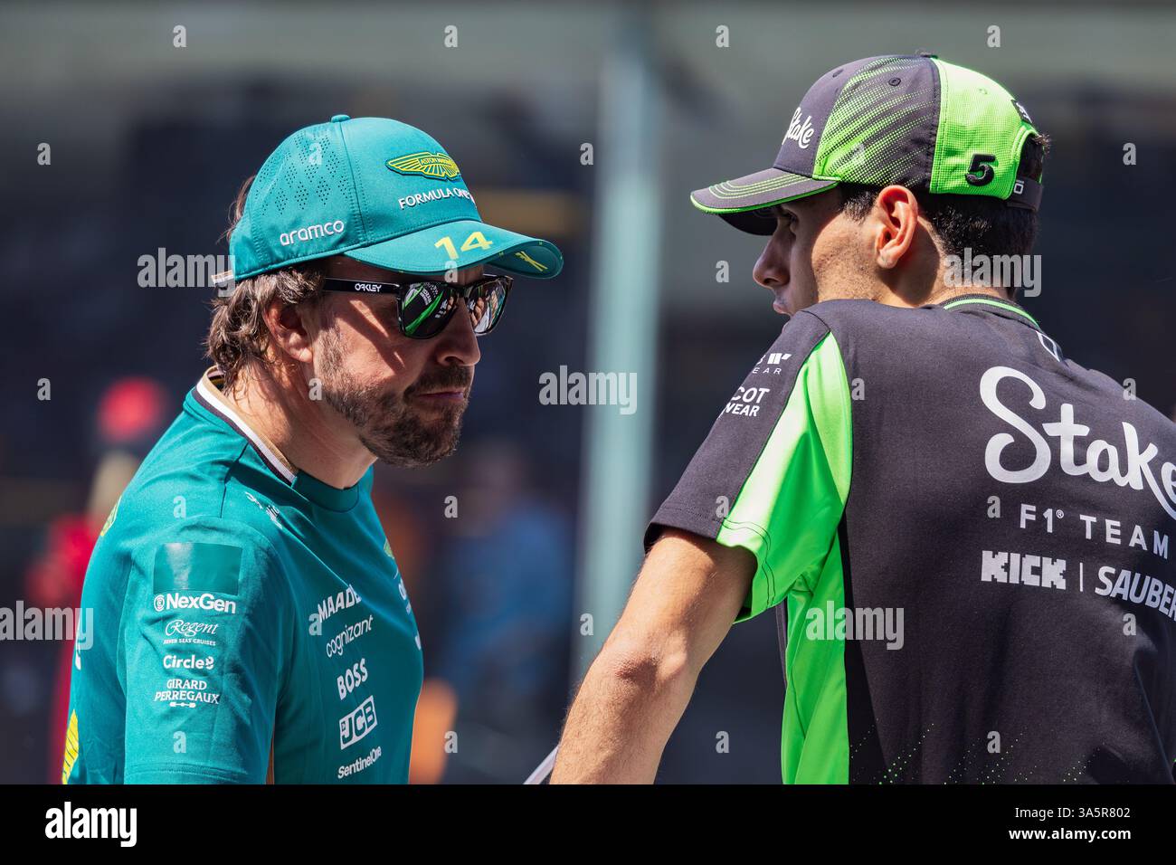 Shanghai International Circuit, Shanghai, China am 23. März 2025; Fernando Alonso und Gabriel Bortoleto während des Formel-1-Grand-Prix von China: Jay Hirano/AFLO/Alamy Live News Stockfoto