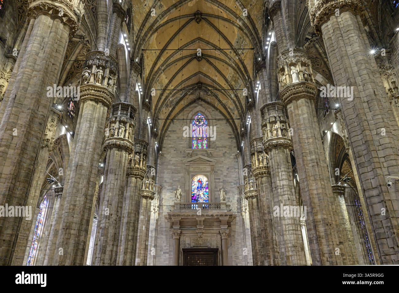 Säulen und Decke im Dom von Mailand – Mailand, Italien – 4. März 2025 Stockfoto