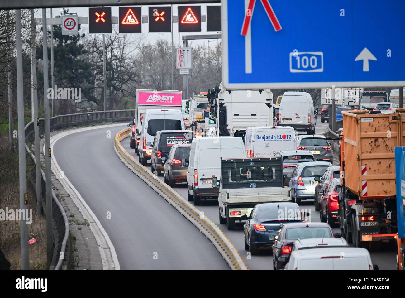 Berlin, Deutschland. März 2025. Auf der A100 in südlicher Richtung an der Messe stecken Autos in einem Stau fest, neben einer Fahrbahn, die als Umgehung der geschlossenen Ringbahnbrücke eingerichtet wurde. Die A100-Brücke im Westen Berlins ist seit Mittwochabend aus Sicherheitsgründen in nördlicher Richtung vollständig gesperrt. Quelle: Sebastian Gollnow/dpa/Alamy Live News Stockfoto