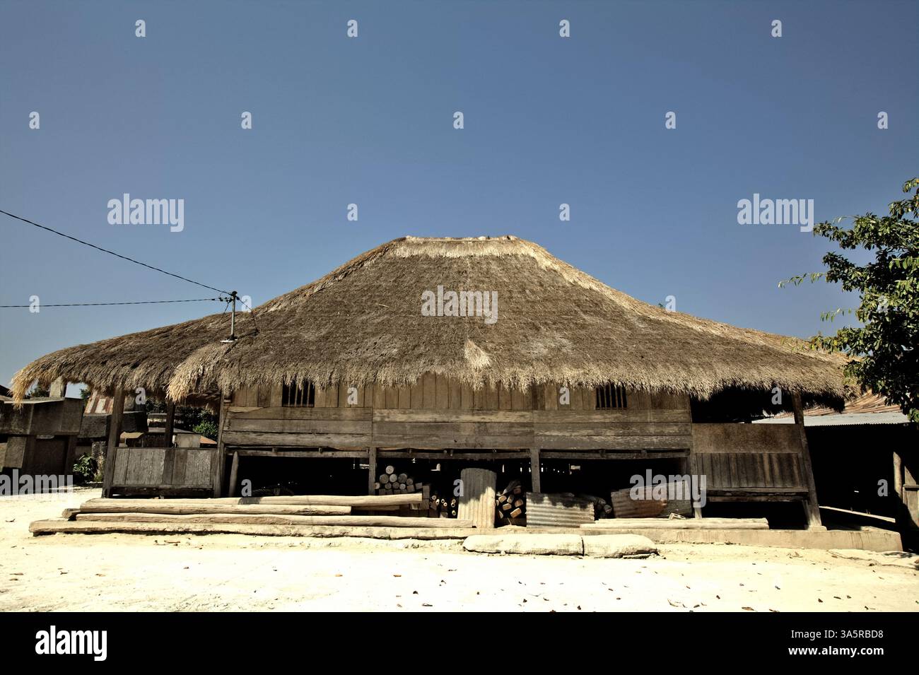 Ein traditionelles Haus im traditionellen Dorf Praiyawang in Rindi, East Sumba, East Nusa Tenggara, Indonesien. Stockfoto