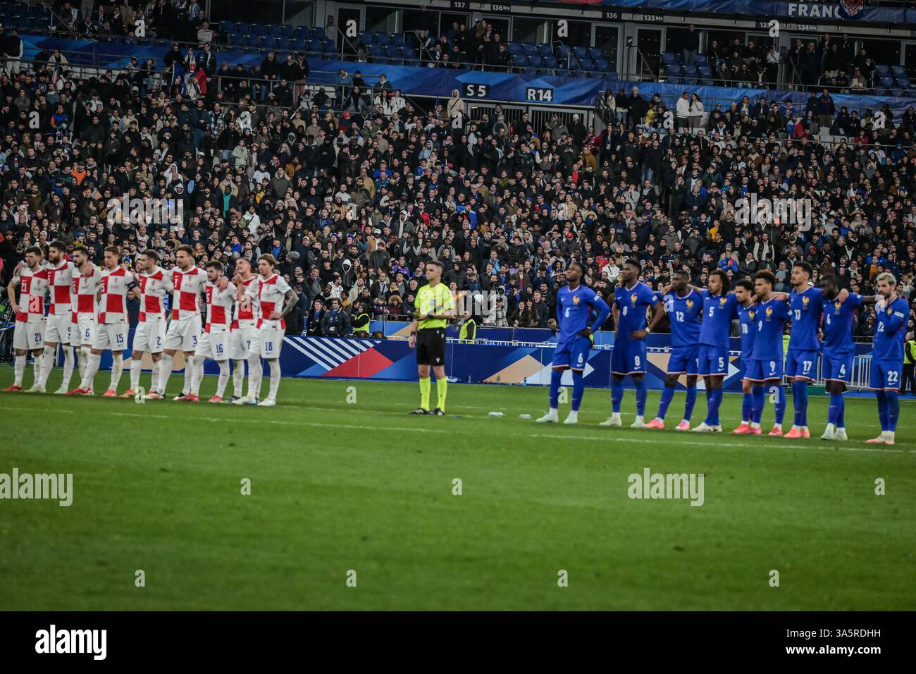 Paris, Frankreich. März 2025. Französische und kroatische Teams treten am 23. März 2025 im Stade de France Stadion in Saint-Denis nördlich von Paris beim Fußballspiel der UEFA Nations League zwischen Frankreich und Kroatien auf. Foto: Firas Abdullah/ABACAPRESS. COM Credit: Abaca Press/Alamy Live News Stockfoto