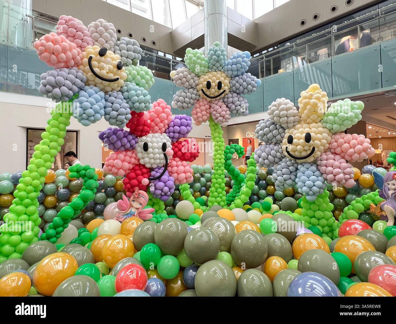 Ballon Wunderland Ausstellung, Skulptur in Form von Smiley Blumen Design. Singapur. Stockfoto