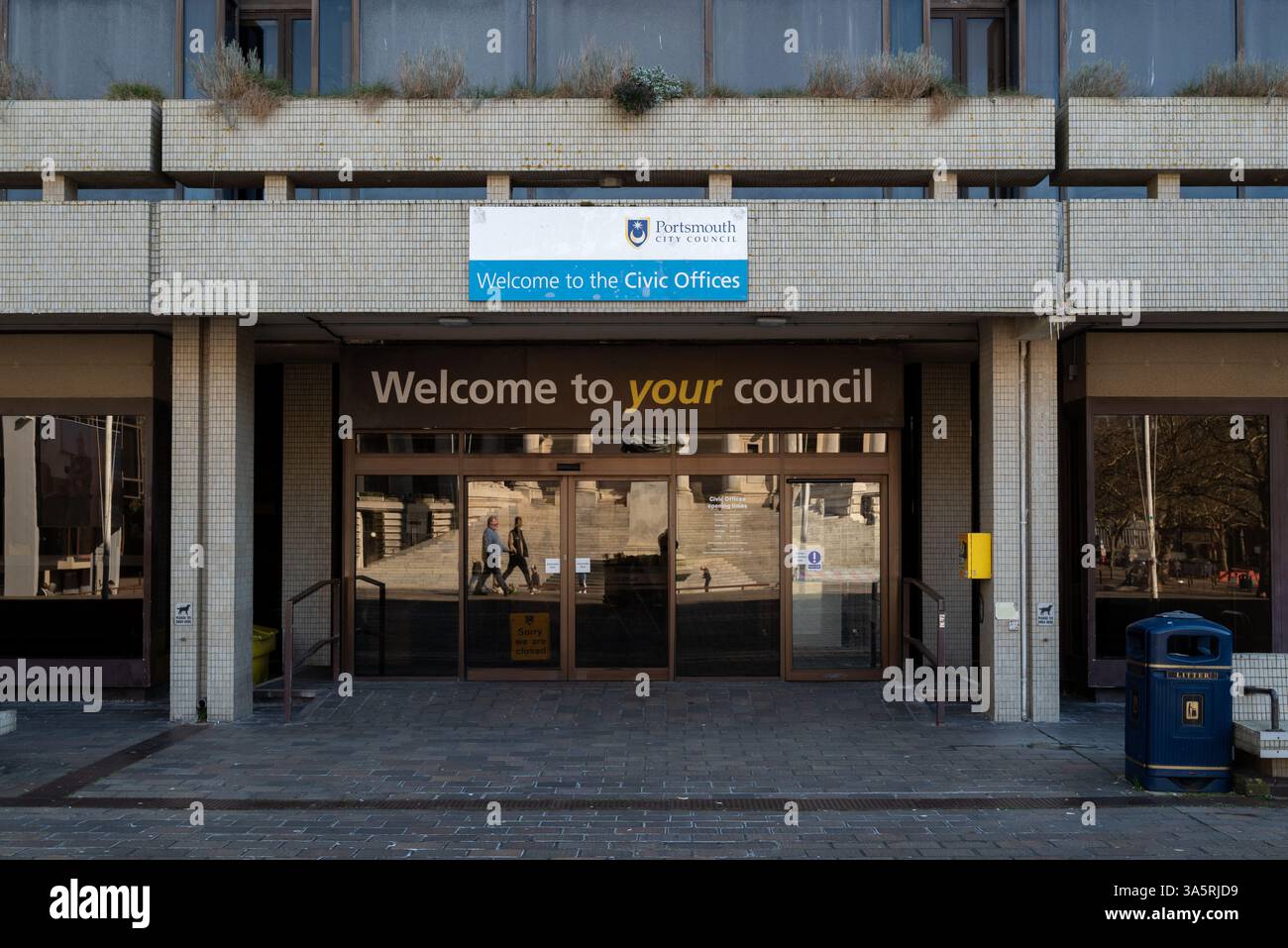 Eintritt zu den Civic Offices in Portsmouth, gemeinderatsgebäude. März 2025. Stockfoto