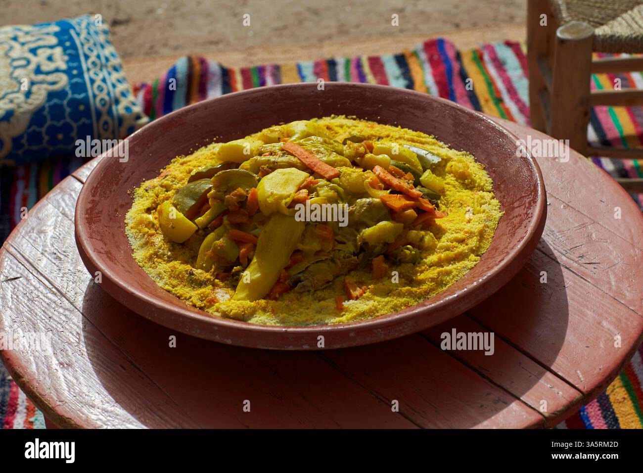 Traditionelles marokkanisches Couscous in der Wüste Stockfoto