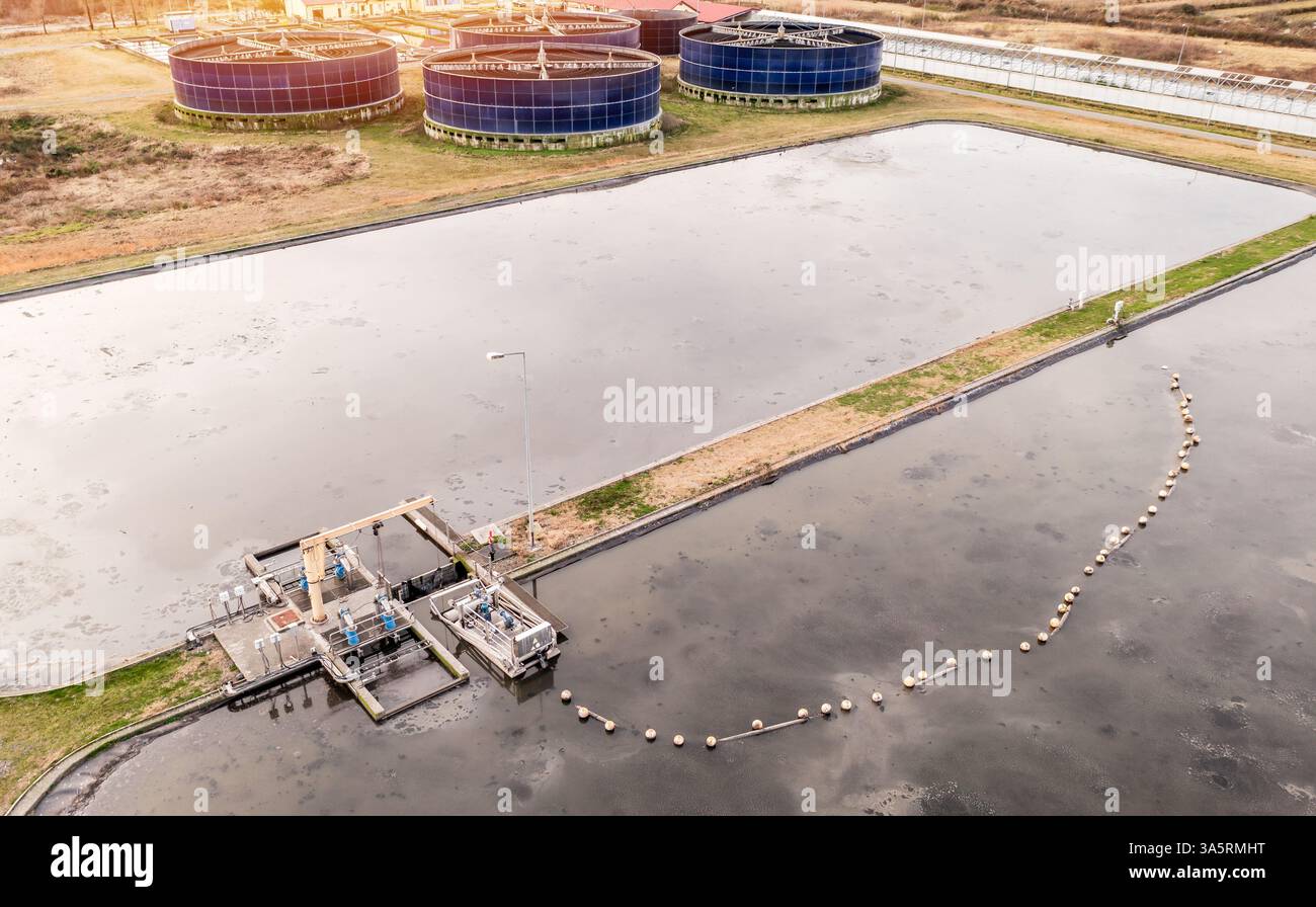 Abwasseraufbereitungsanlage mit Belüftungsbecken und Sedimentationsteichen, Luftaufnahme. Industrieanlage für Abwasserreinigung und Wasserrecycling. Umweltinfrastruktur für eine nachhaltige Wasserbewirtschaftung. Stockfoto