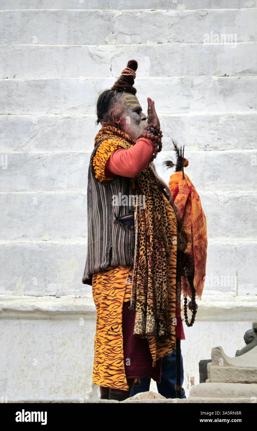 Ein Hindu-Sadhu im Pashupatinath-Tempel in Kathmandu, Nepal. - Smartphone-aufgenommenes Stockfoto