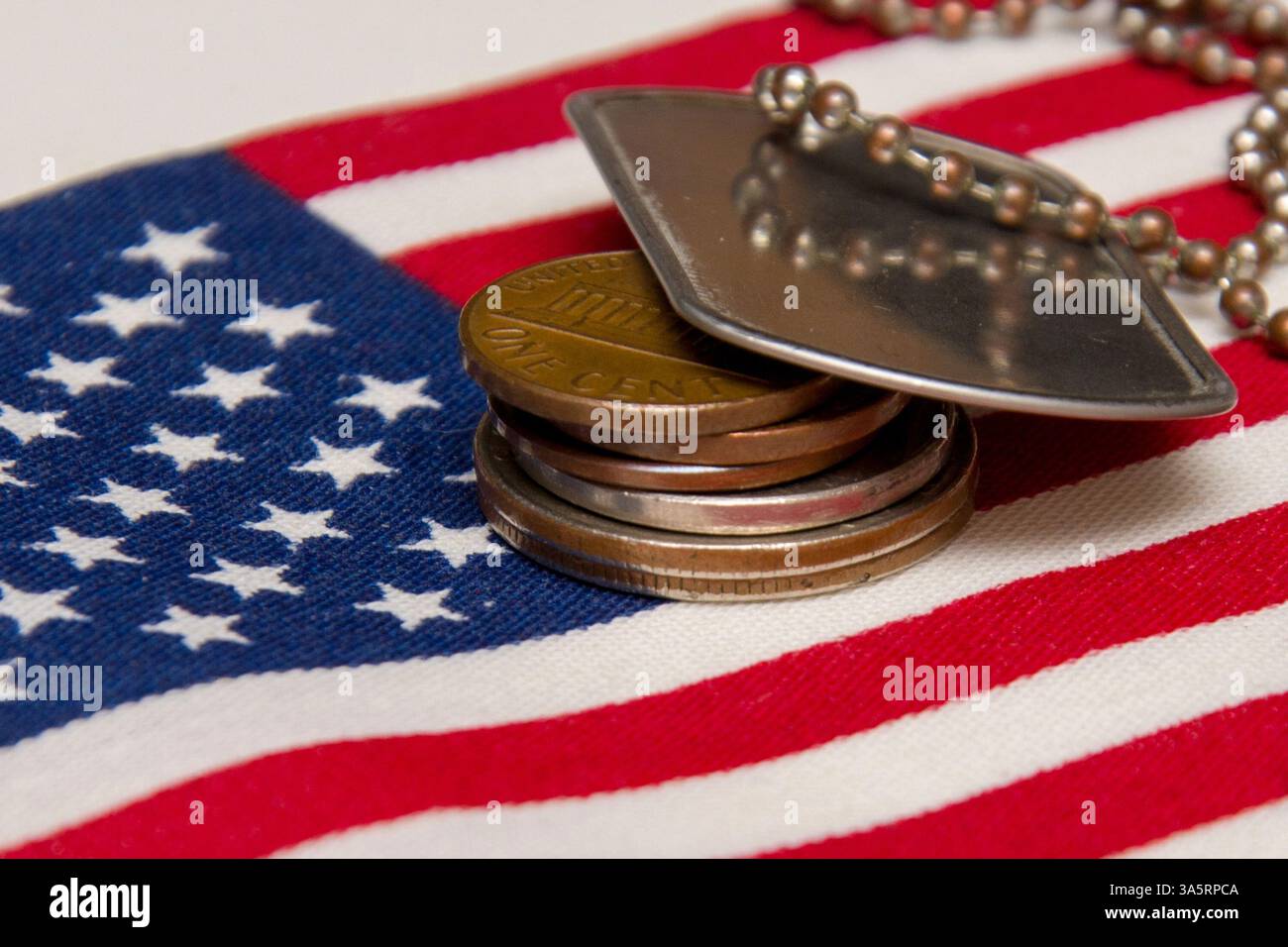 Auf der amerikanischen Flagge befinden sich Medaillon und Münzen Stockfoto