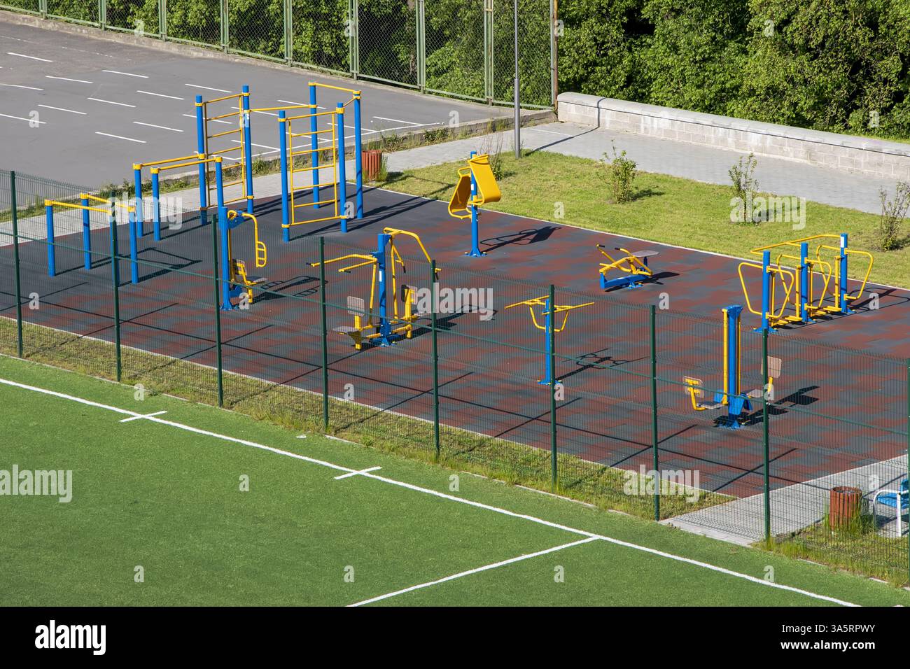 Städtischer Outdoor-Sportplatz mit Krafttrainingsgeräten für Sport. Sport- und Erholungsbereich, Draufsicht. Stockfoto