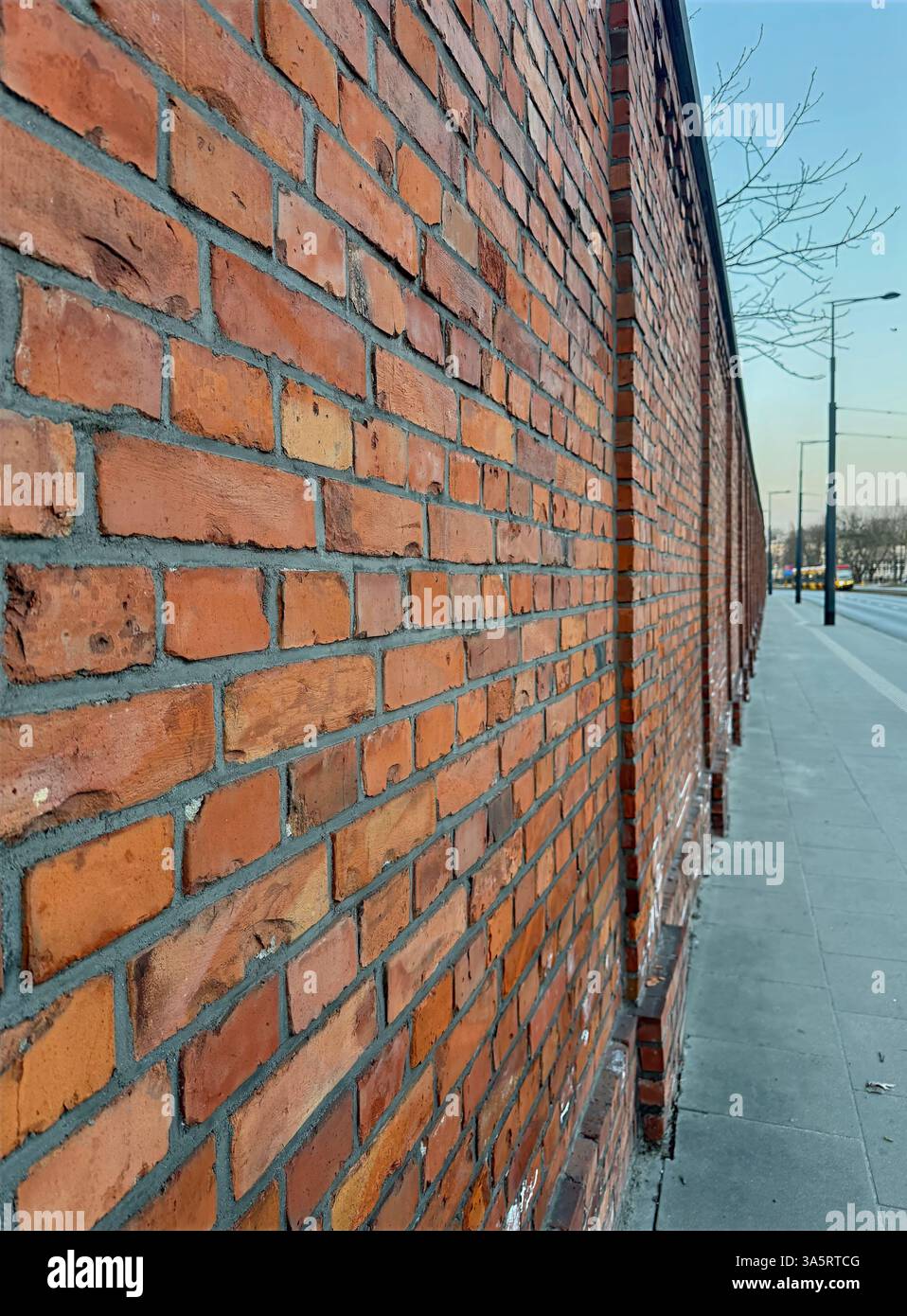 Ziegelwand Textur städtischer Hintergrund. Authentisches Design im rustikalen Stil. Perfekt für minimalistische Ästhetik, industrielle Atmosphäre und kreative Kulisse - Smartphone-aufgenommenes Stockfoto