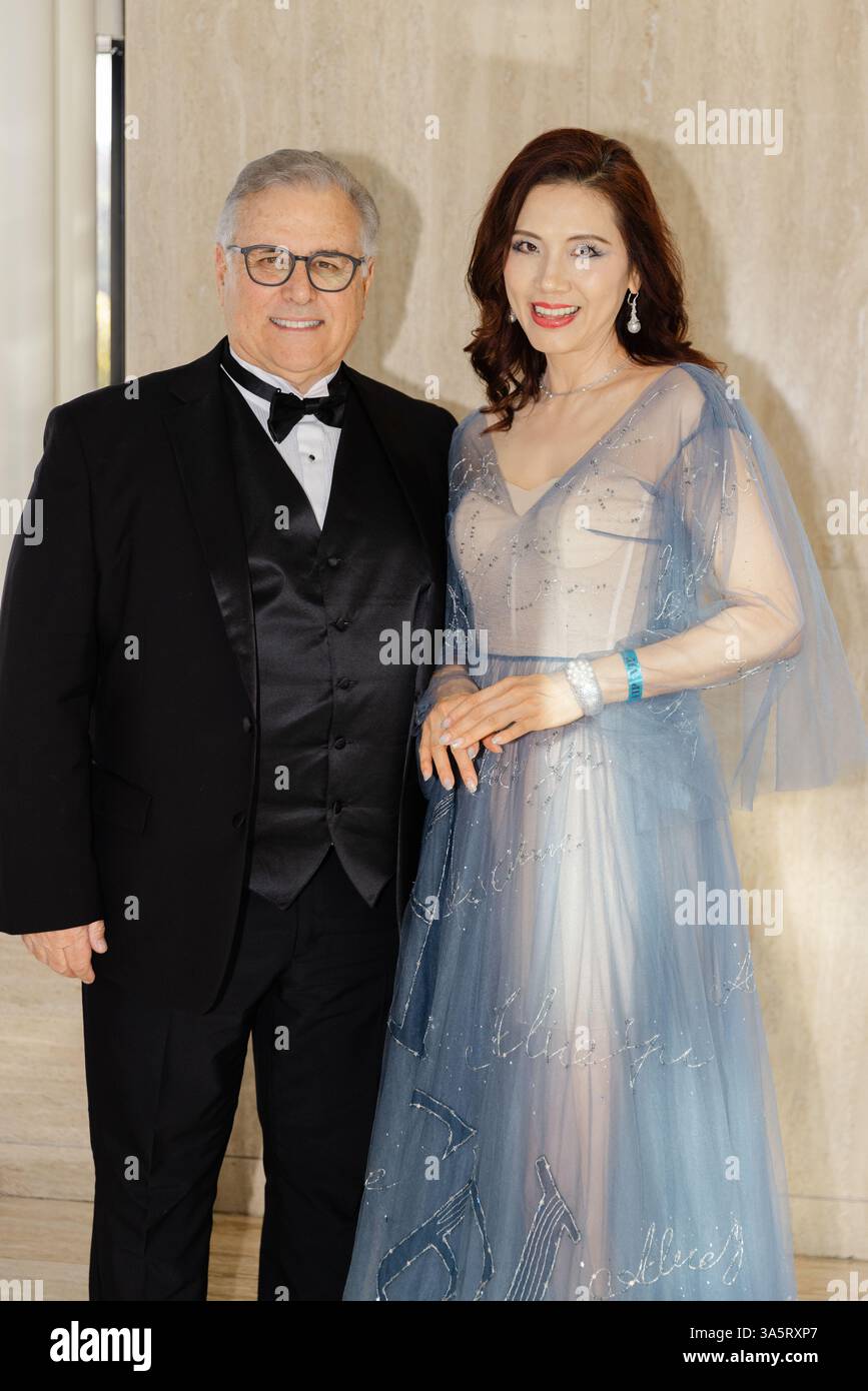 Freda ou /LABA Asian CEO & Carlos Amezcua, 22 Mal Gewinner der Emmy Awards nimmt an der Luxury Gala Academy Awards 2025 Viewing Party im Universal Hilton Teil. Stockfoto