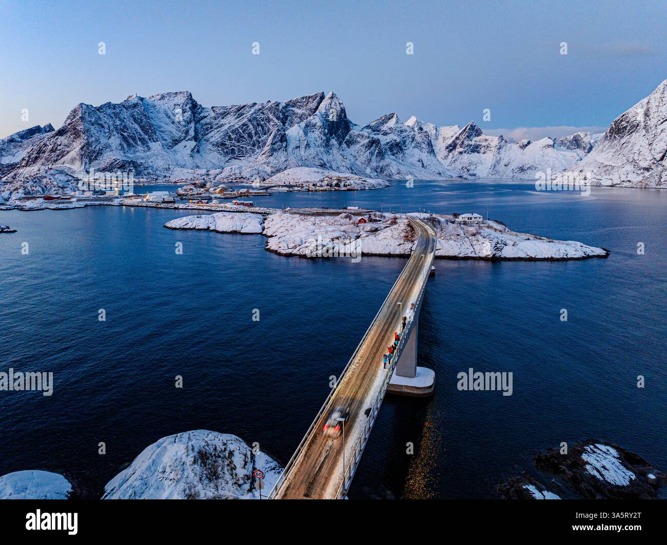 Luftaufnahme einer Brücke, die im Winter einen Fjord überquert Stockfoto