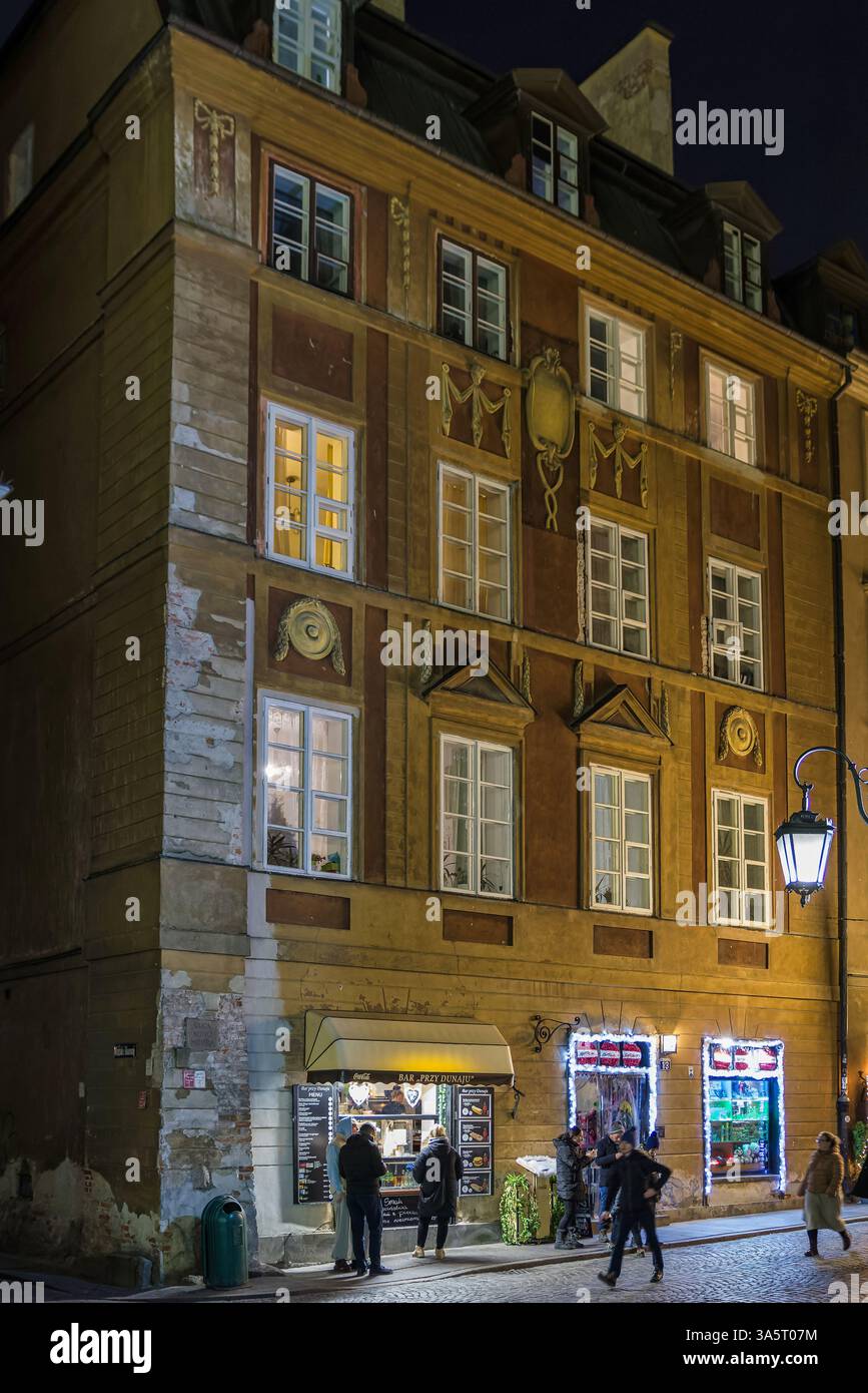 Historische Straße der Warschauer Altstadt bei Nacht mit Lichtinstallation und prächtigen farbenfrohen Fassaden – Warschau, Polen. Stockfoto