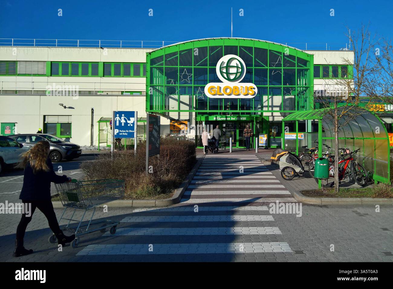 Die Globus-Gruppe unter Führung der Globus Holding GmbH und Co KG ist ein Einzelhandelsunternehmen mit Sitz in St. Wendel. Zur Globus Holding gehören die unternehmensinternen Markthallen genannten Globus-Verbrauchermärkte in Deutschland, Russland und Tschechien sowie die Globus-Fachmärkte mit den Globus-Baumärkten und bis Oktober 2022 den AlphaTecc.-Elektrofachmärkte. Foto: Globus SB Warenhaus *** die Globus-Gruppe, geführt von Globus Holding GmbH und Co KG, ist ein Einzelhandelsunternehmen mit Sitz in St Wendel Globus Holding, das die Globus-Hypermärkte in Deutschland, Russland und der Tschechischen Republik umfasst Stockfoto