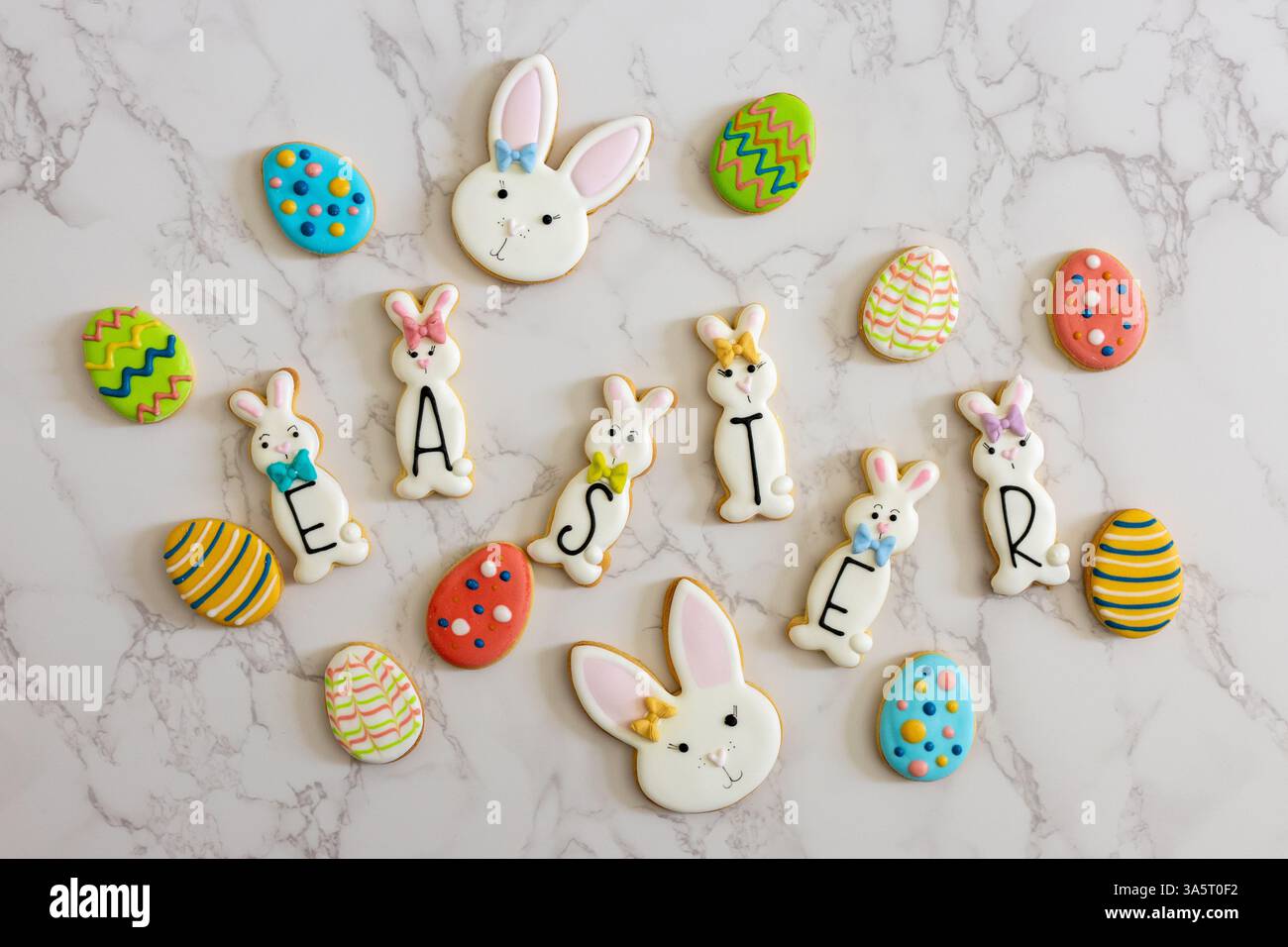 Osterhase und Eierkekse dekoriert Stockfoto
