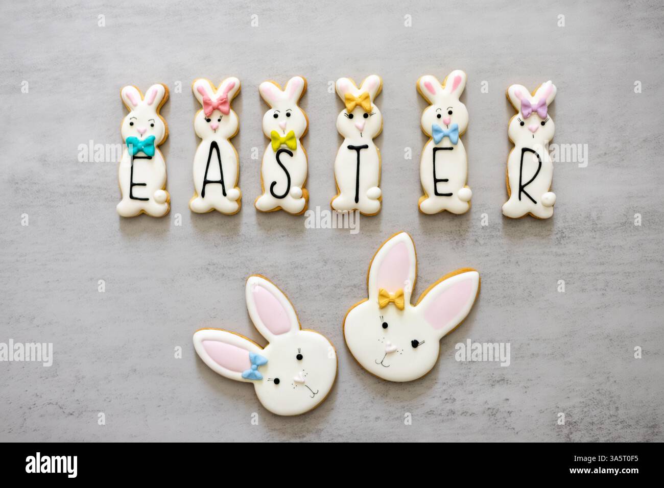 Osterhase und Eierkekse dekoriert Stockfoto