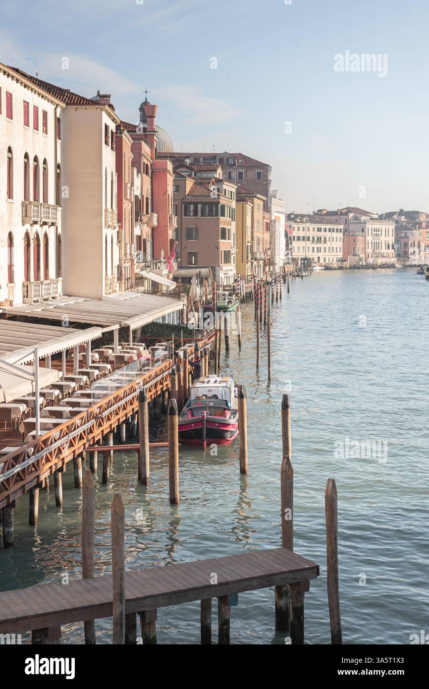 Ein sonniger Tag in den Kanälen von Venedig, Italien Stockfoto