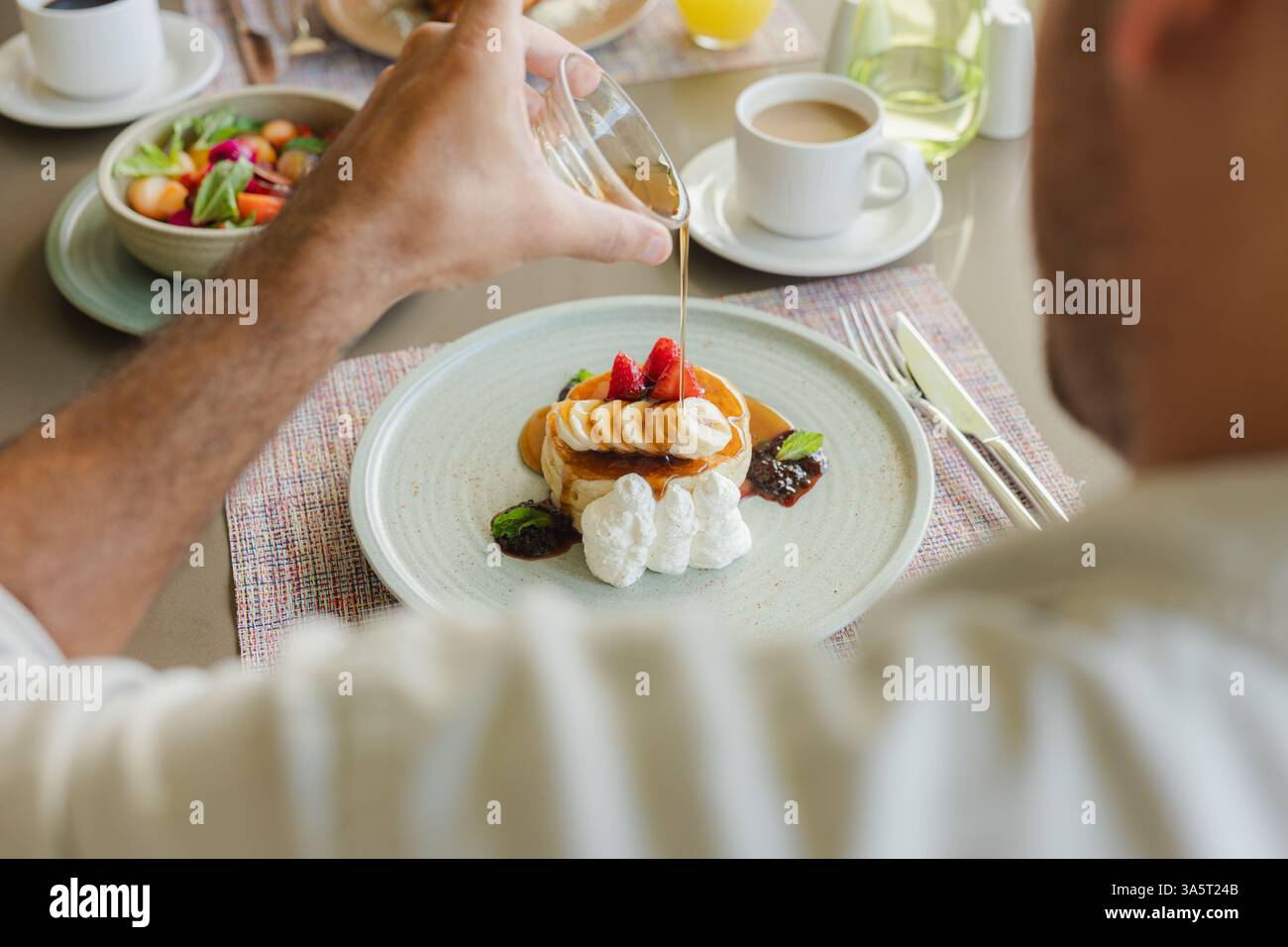 Verwöhnende Frühstückspackkuchen mit Sirup in einem Luxusresort Stockfoto