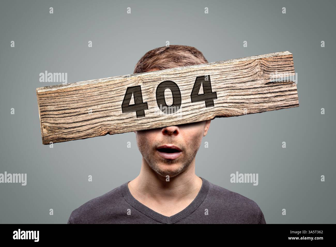 404 Fehlerzeichen vor dem Gesicht einer Person Stockfoto