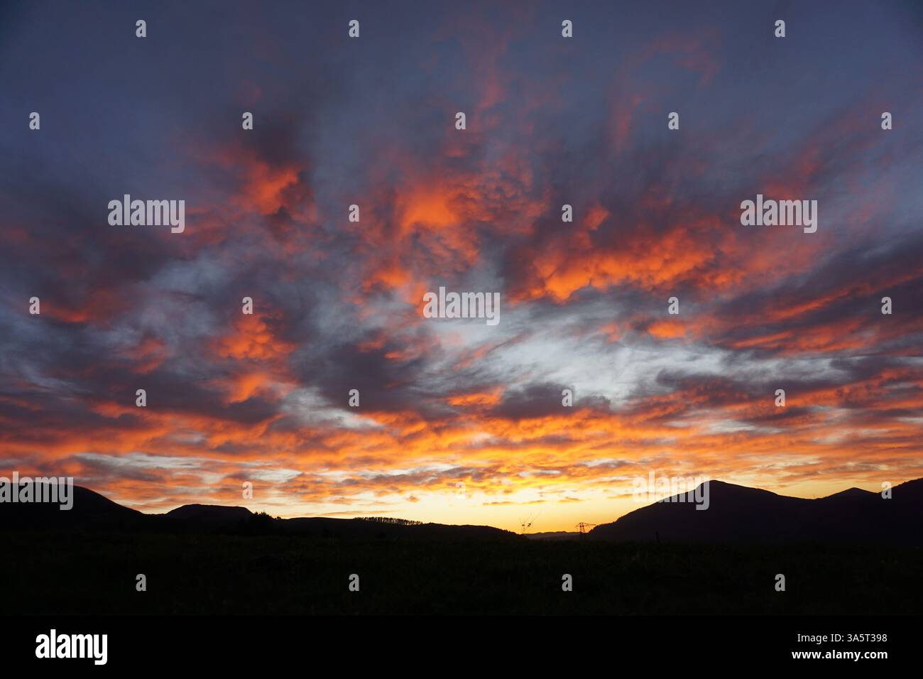 Himmel mit Wolken und Sonnenuntergang auf dem Berg im Sommer Stockfoto